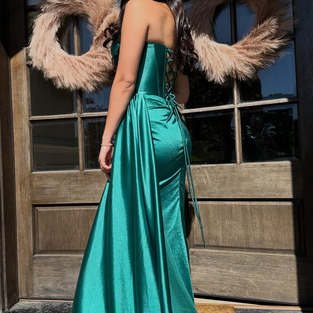 Prom dress work once. Excellent condition.